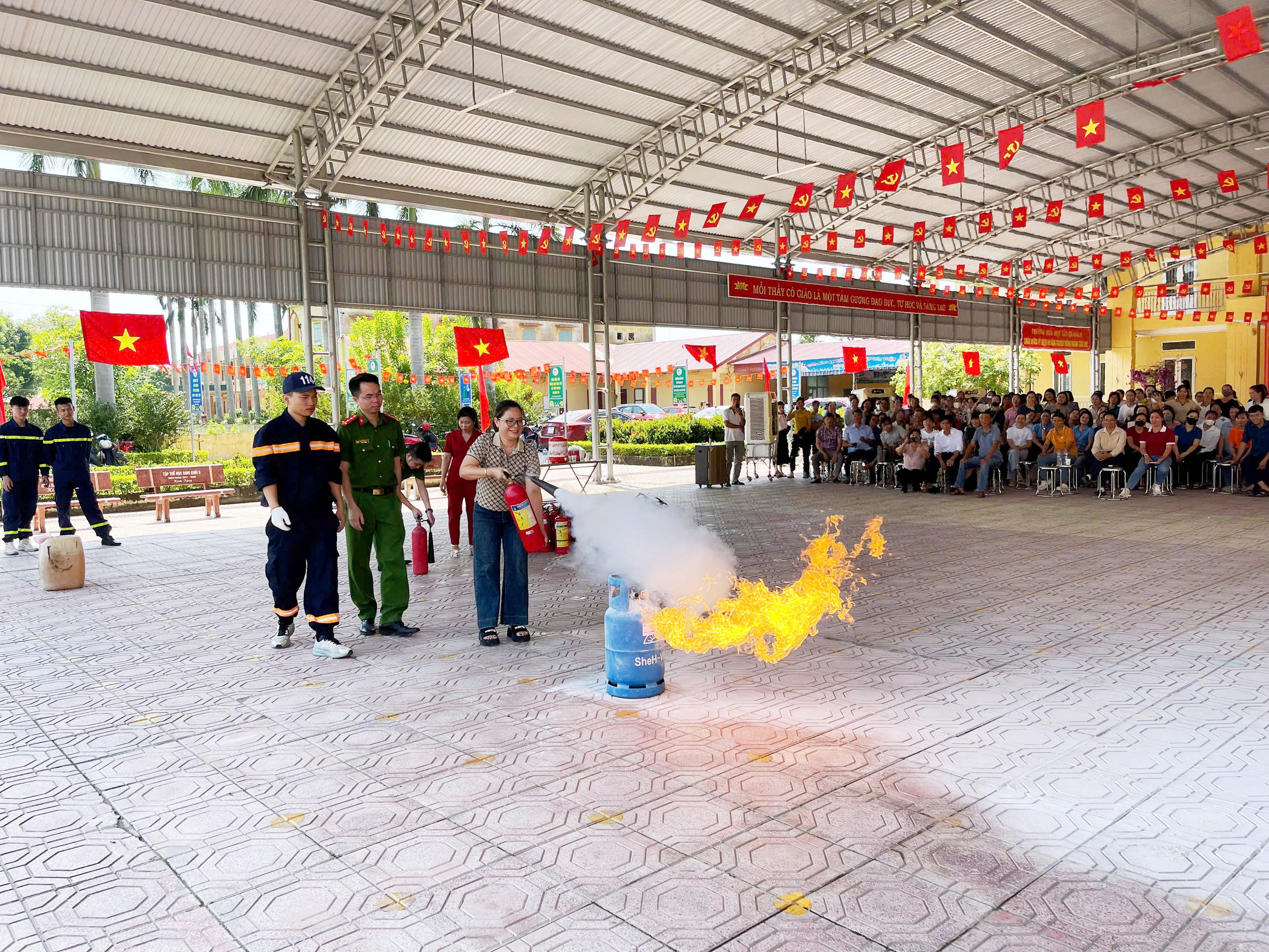 Phân đội Ninh Giang – Đội CC&CNCH khu vực 8 tổ chức chương trình “Trải nghiệm – Thực hành chữa cháy và CNCH”